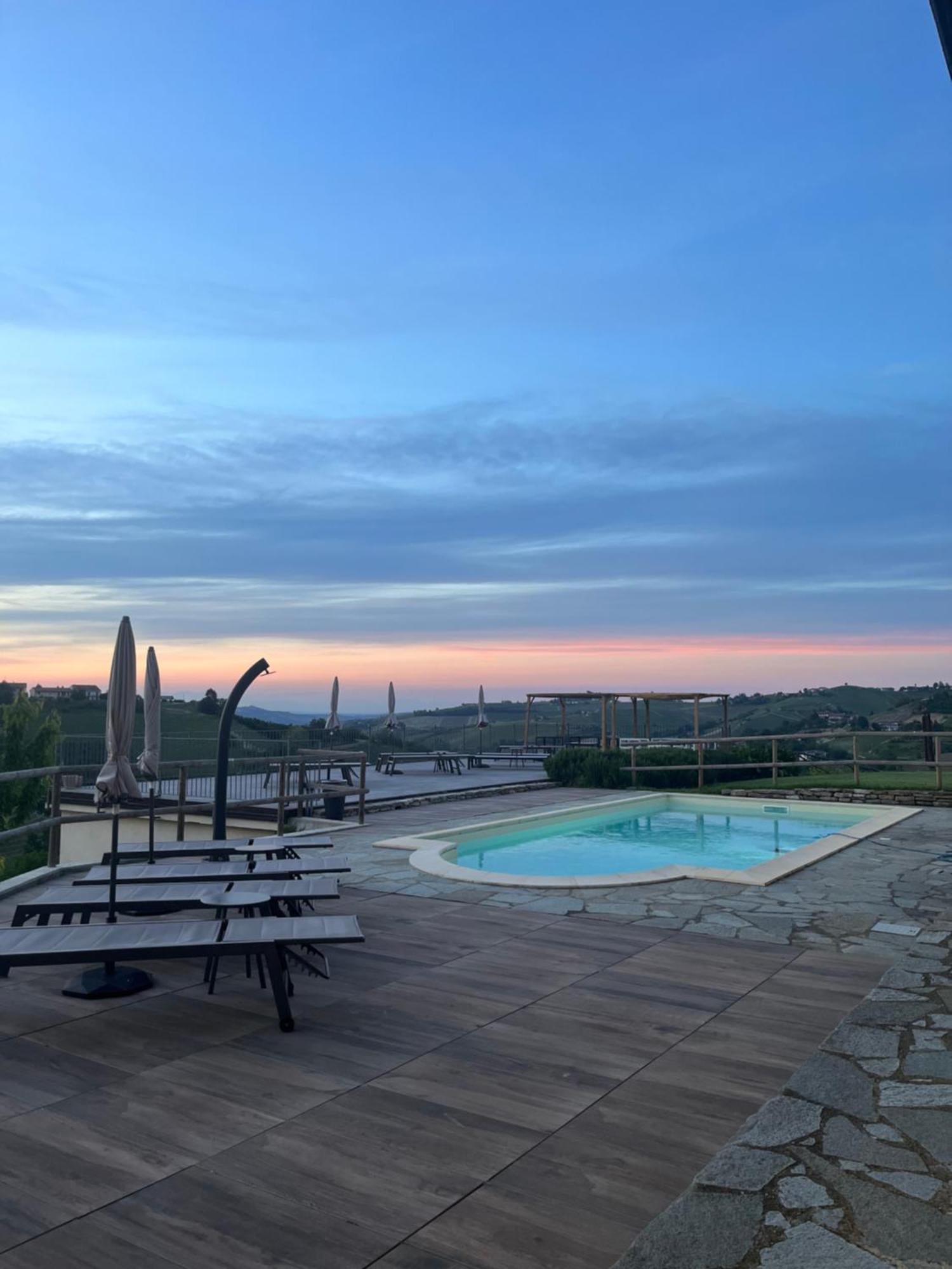 Le Cornici - Cascina Di Charme Hotel Diano d'Alba Luaran gambar